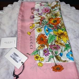 Gucci Women’s Scarf Eighties Bouquet 90x90 🌸